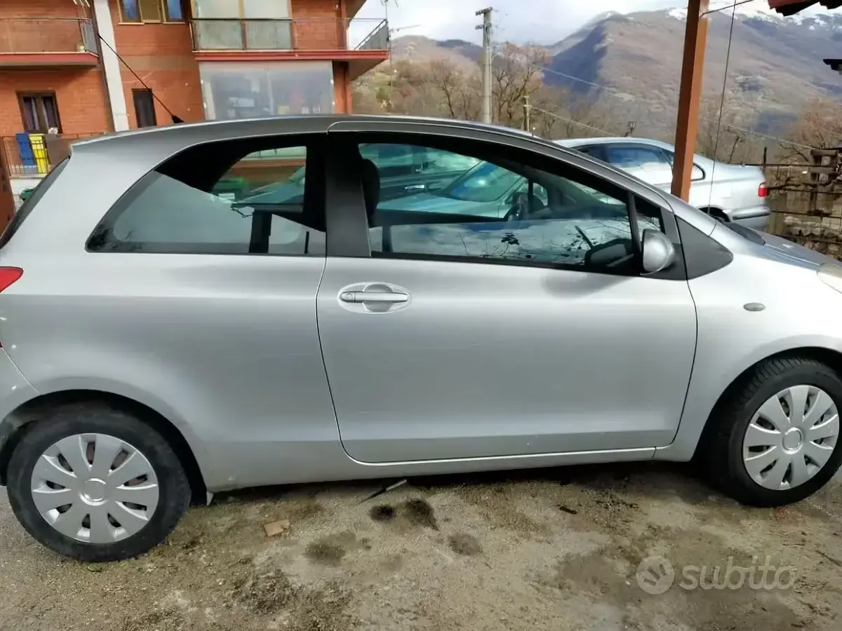 Usata Toyota Yaris 87 CV (63 kW) 2008 Grigio Utilitaria