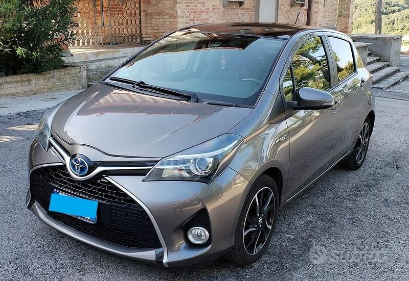 Grigio Usata 2016 Toyota Yaris Hybrid Style Tre volumi | 11.000 € (Buon prezzo) - Immagine 1/4