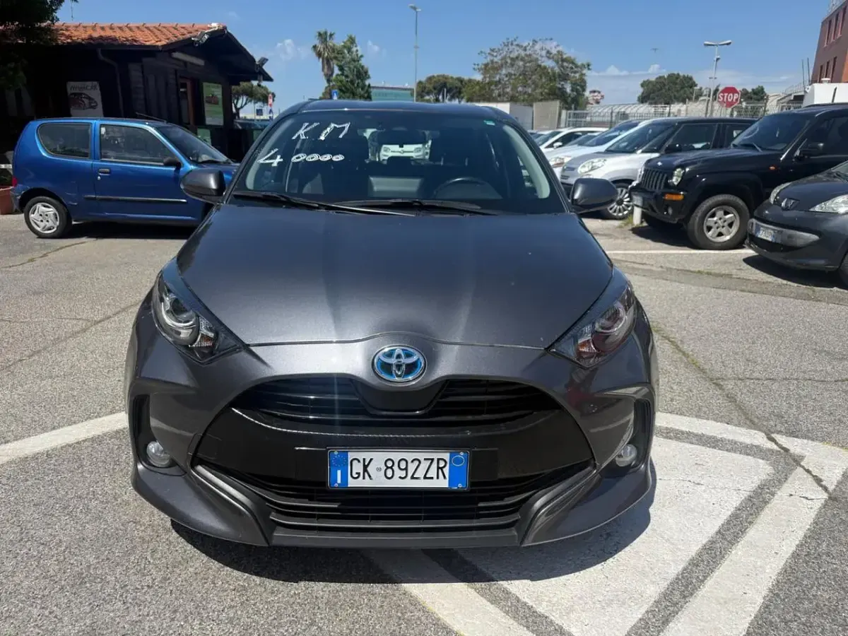 Usata Toyota Yaris Hybrid Business Edition 92 CV (67 kW) 2022 Grigio Berlina