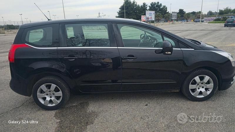 Usata Peugeot 5008 112 CV (82 kW) 2012 Nero Monovolume