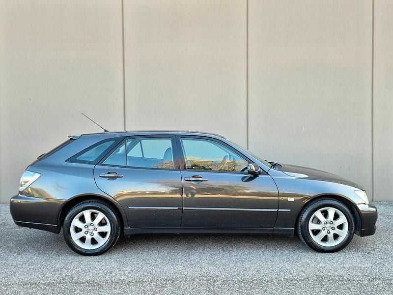 Usata Lexus IS200 155 CV (114 kW) 2003 Grigio Station wagon