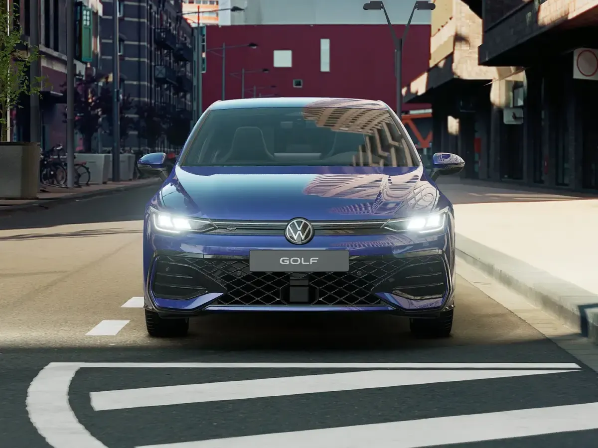 Nuova VW Golf VIII R-line Plus 150 CV (110 kW) 2026 Lapiz blue metallizzato Berlina
