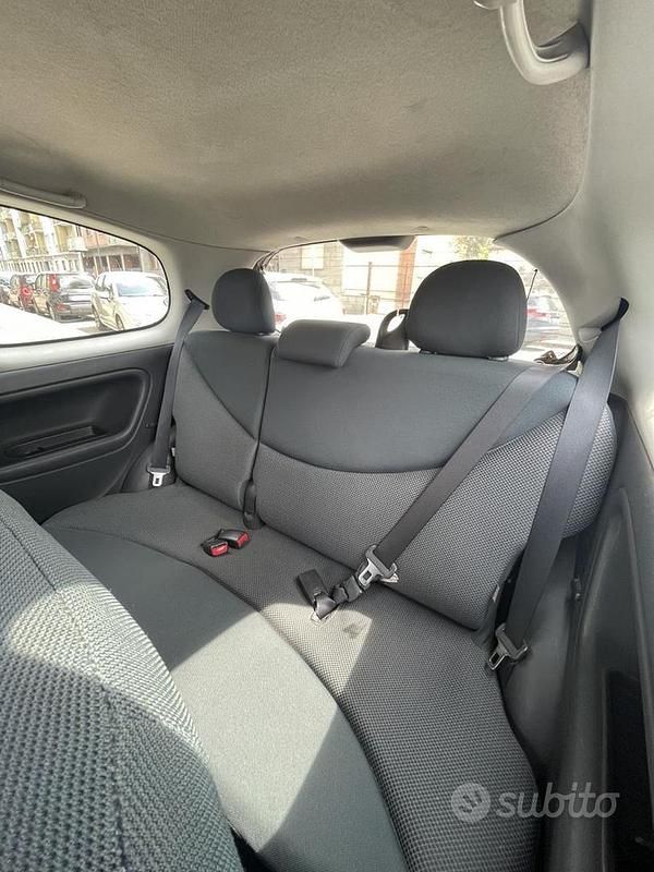 Usata Toyota Yaris Sol 87 CV (63 kW) 2004 Nero Utilitaria