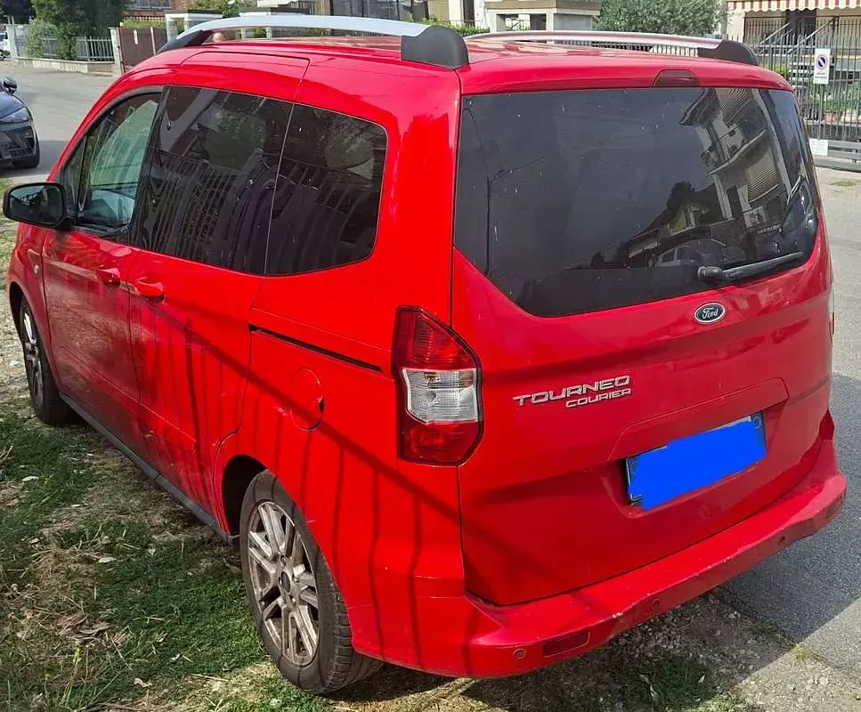 Usata Ford Tourneo Courier 75 CV (55 kW) 2017 Rosso Monovolume