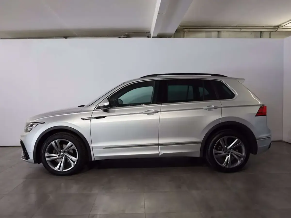 Usata VW Tiguan R-line 150 CV (110 kW) 2023 Reflex silver metallizzato SUV