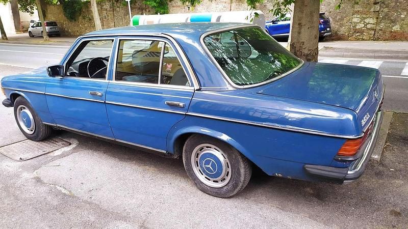 Blu/azzurro Usata 1982 Mercedes 240 Tre volumi | 4000 € - Immagine 1/4
