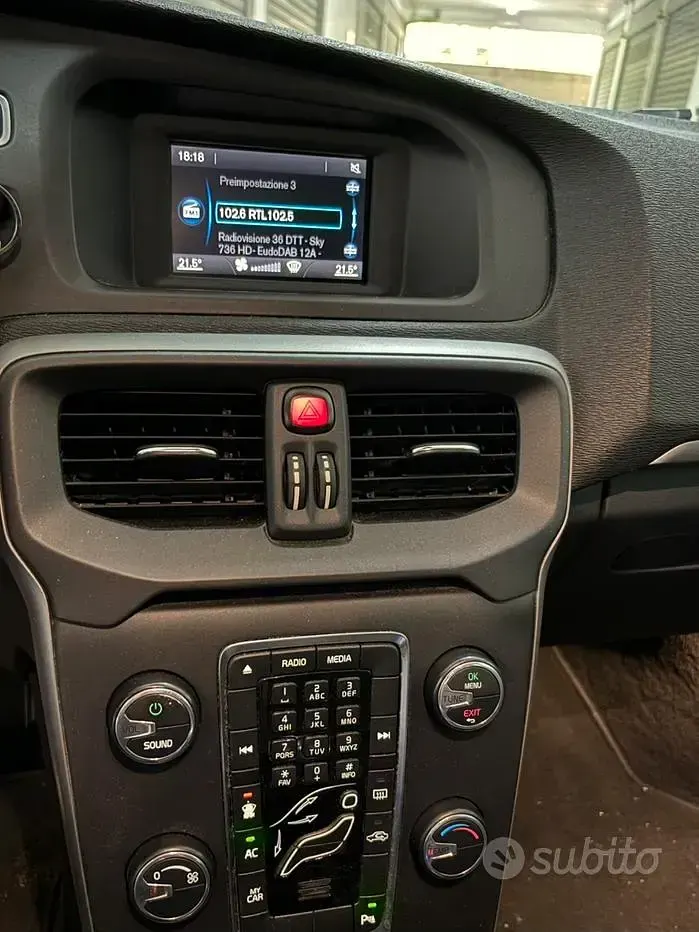 Usata Volvo V40 120 CV (88 kW) 2017 Grigio Berlina