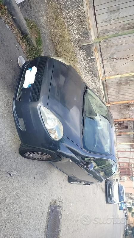Grigio Usata 2010 Fiat Punto Due volumi | 2300 € - Immagine 1/4