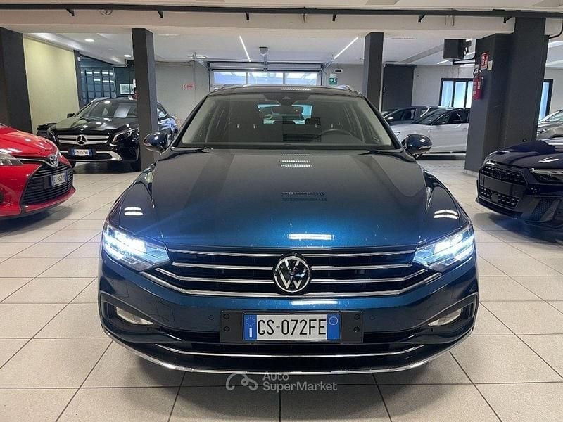 Usata VW Passat Executive 150 CV (110 kW) 2024 Blu Station wagon