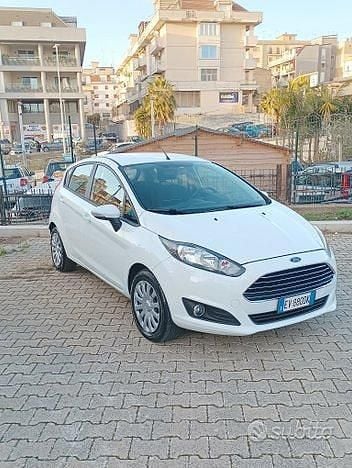 Usata Ford Fiesta Titanium 75 CV (55 kW) 2014 Bianco Utilitaria