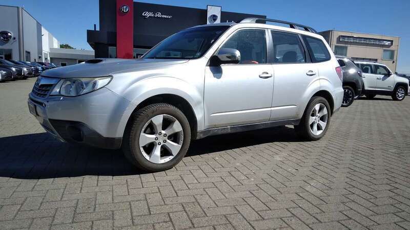 Argento Usata 2011 Subaru Forester Trend SUV | 8900 € (Buon prezzo) - Immagine 1/4