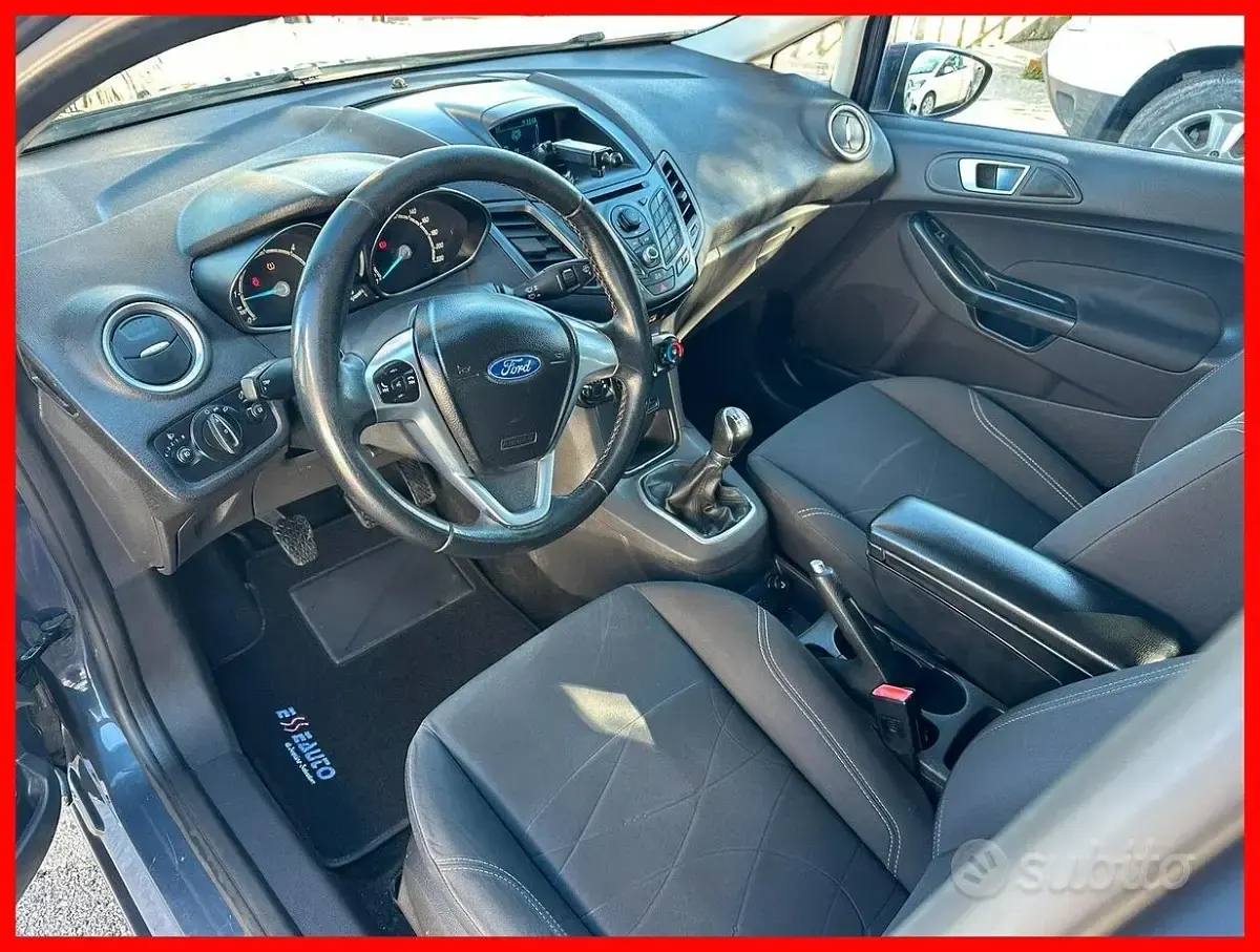 Usata Ford Fiesta Titanium 75 CV (55 kW) 2014 Grigio Utilitaria
