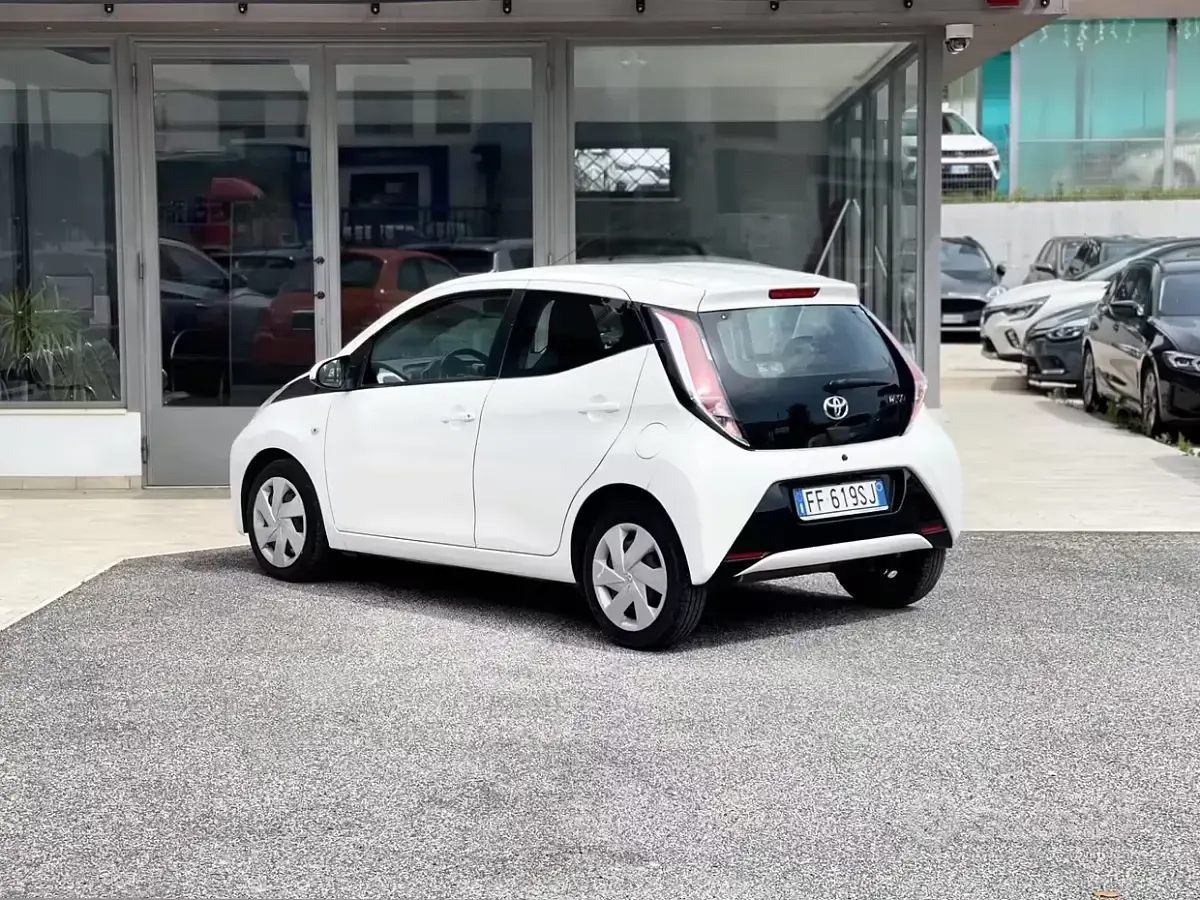 Usata Toyota Aygo 69 CV (50 kW) 2016 Bianco Utilitaria