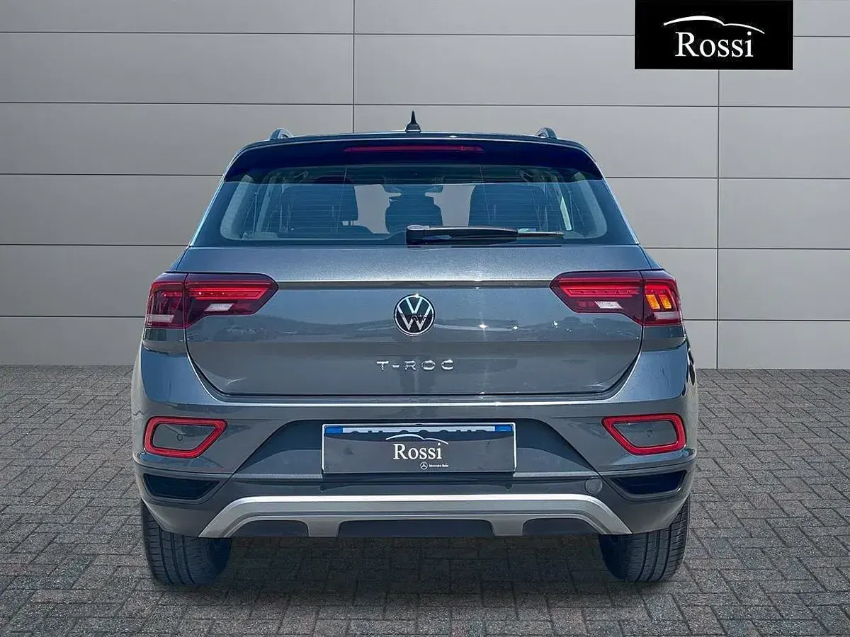 Usata VW T-Roc Life 150 CV (110 kW) 2023 Grigio medio metallizzato SUV