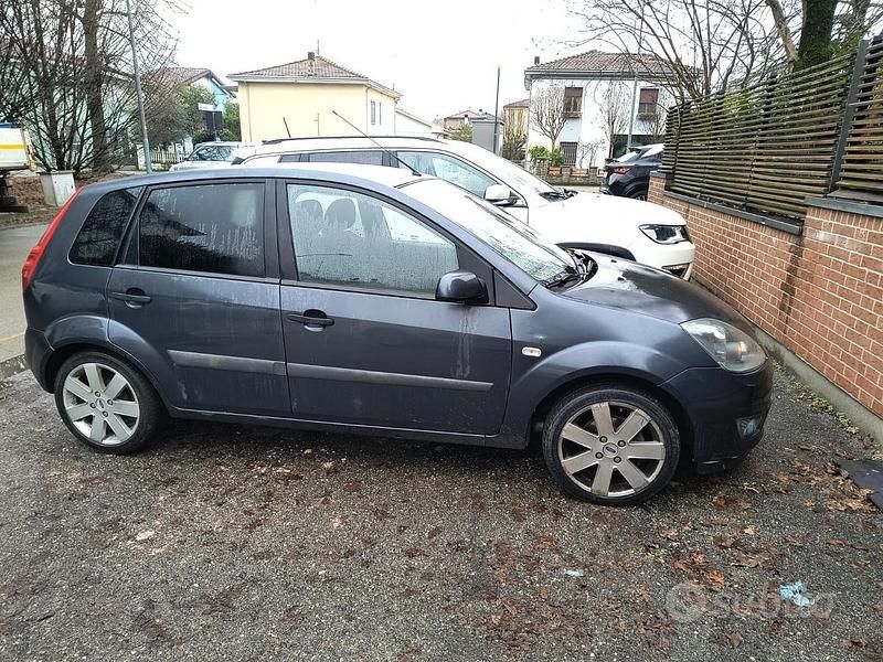 Usata Ford Fiesta 75 CV (55 kW) 2006 Grigio Berlina