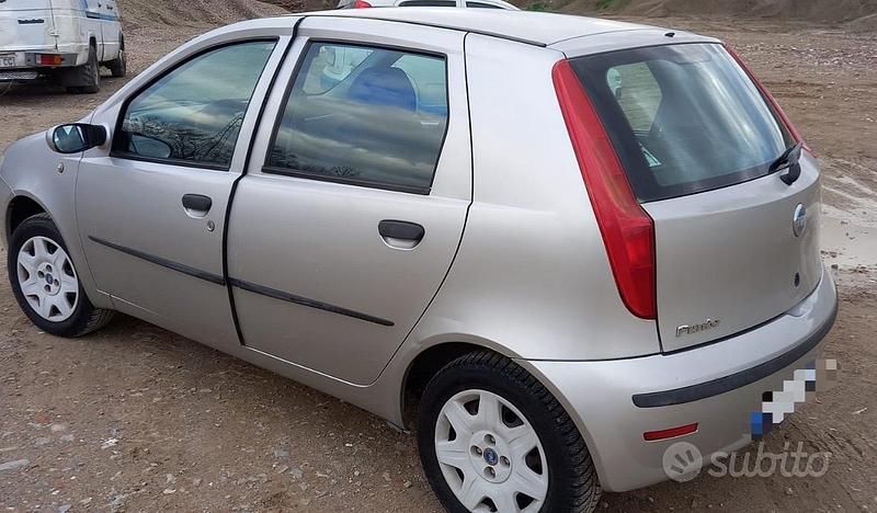 Grigio Usata 2004 Fiat Punto | 2500 € (Molto cara) - Immagine 1/4