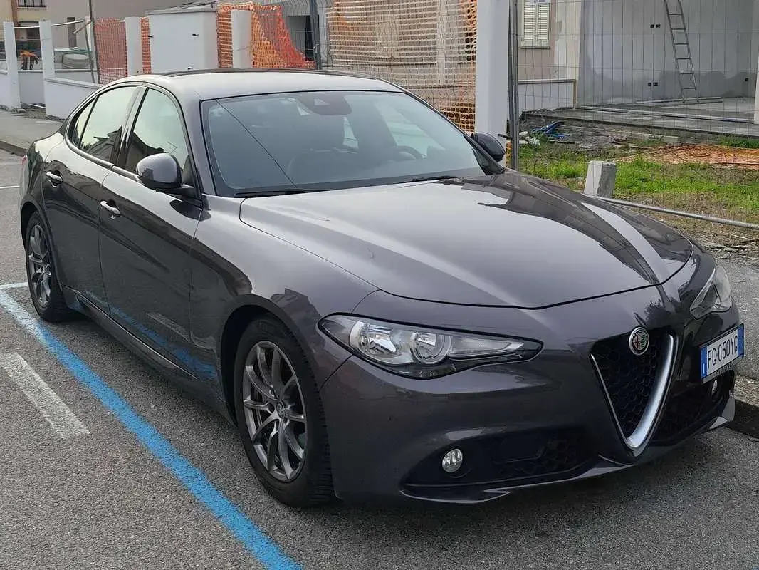 Usata Alfa Romeo Giulia Business 179 CV (131 kW) 2017 Grigio Berlina