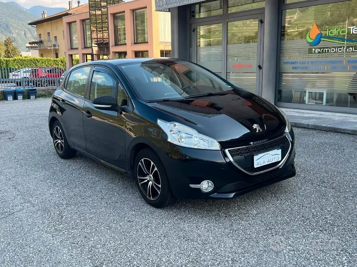 Usata Peugeot 208 Access 82 CV (60 kW) 2013 Nero Utilitaria