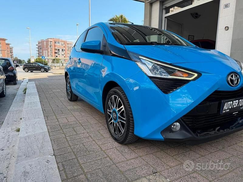 Usata Toyota Aygo Connect Style 72 CV (52 kW) 2020 Blu Utilitaria