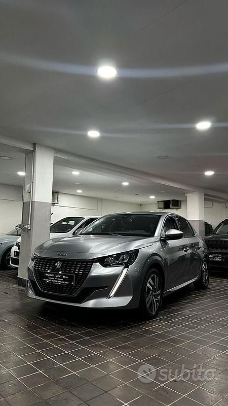 Grigio Usata 2022 Peugeot 208 Allure Due volumi | 14.890 € (Buon prezzo) - Immagine 1/4