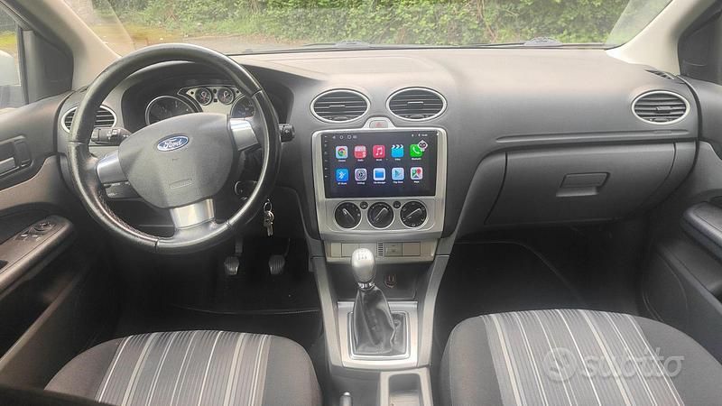 Begagnad Ford Focus 90 HK (66 kW) 2007 Grå Kombi
