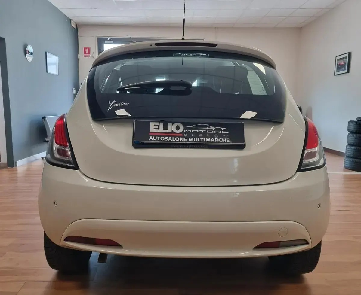 Usata Lancia Ypsilon Gold 69 CV (50 kW) 2016 Bianco Utilitaria