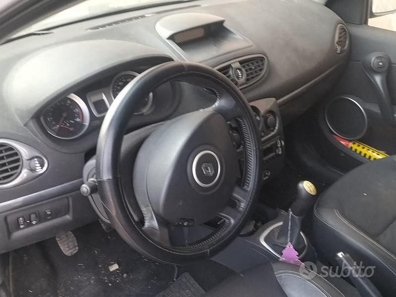 Usata Renault Clio II 85 CV (62 kW) 2007 Grigio Berlina