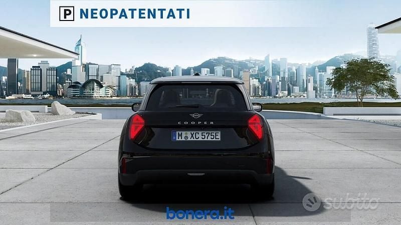 Usata Mini Cooper Favoured 135 kW (184 CV) 2025 Nero Utilitaria
