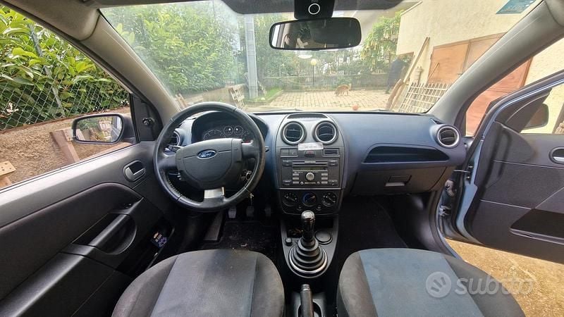 Usata Ford Fiesta 90 CV (66 kW) 2006 Berlina