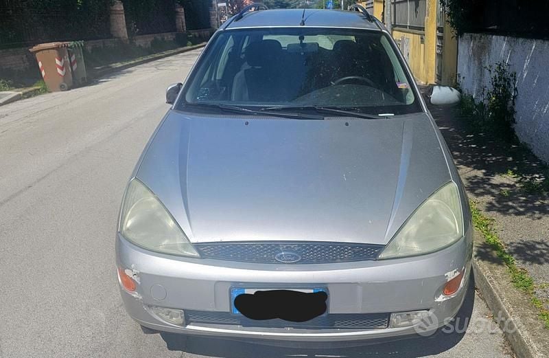 Usata Ford Focus 100 CV (73 kW) 2000 Grigio Station wagon