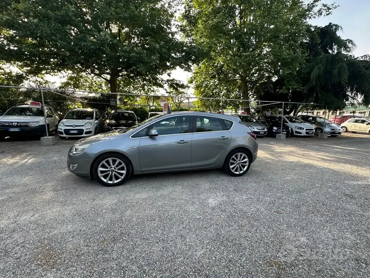 Usata Opel Astra Cosmo 125 CV (91 kW) 2010 Grigio Berlina