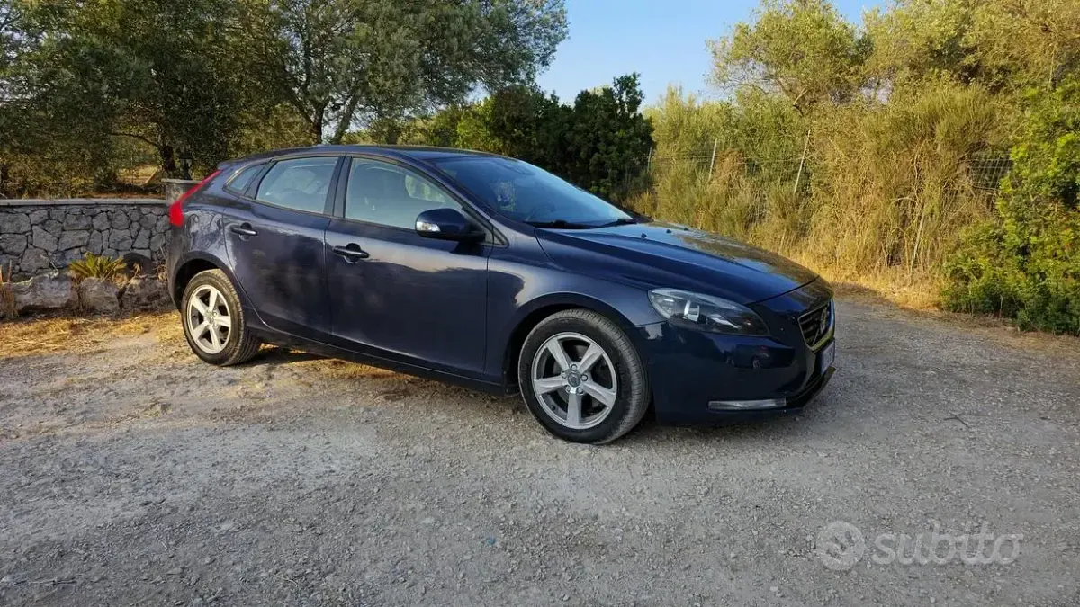 Usata Volvo V40 Kinetic 115 CV (84 kW) 2015 Bluazzurro Berlina