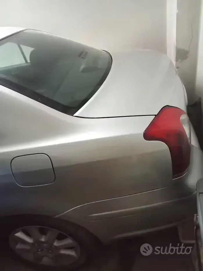 Usata Toyota Avensis 150 CV (110 kW) 2007 Grigio Berlina