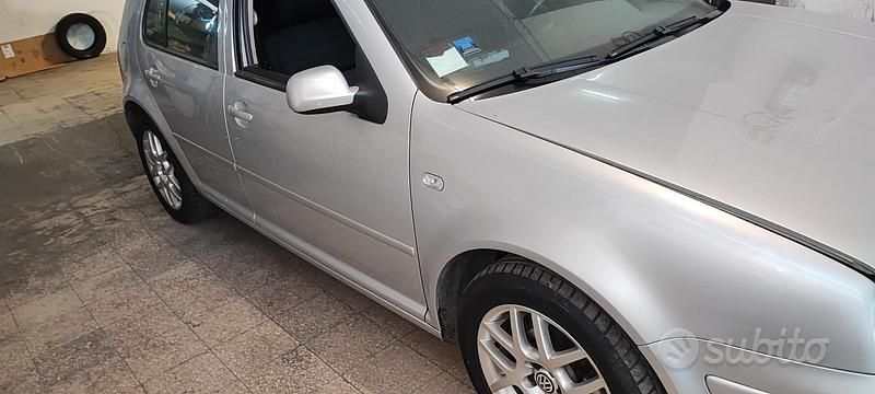 Grigio Usata 2003 VW Golf IV Tre volumi | 4500 € - Immagine 1/4