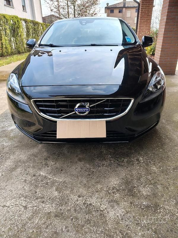 Usata Volvo V40 Momentum 114 CV (83 kW) 2013 Nero Berlina