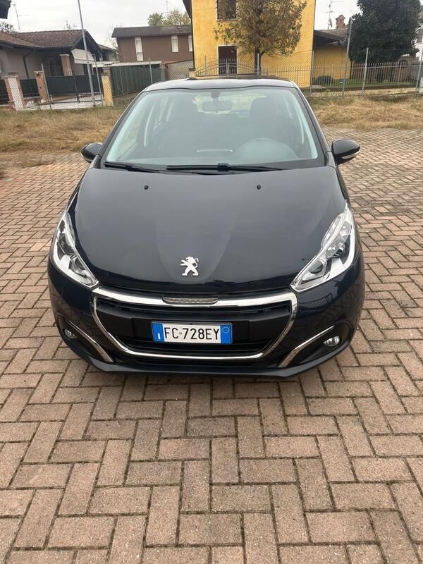 Nero Usata 2016 Peugeot 208 Access Due volumi | 6400 € (Buon prezzo) - Immagine 1/4