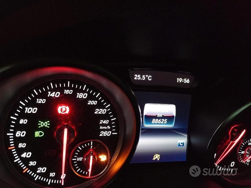 Bianco Usata 2017 Mercedes A180 Tre volumi | 16.500 € - Immagine 1/4