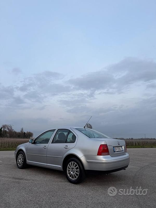 Usata VW Bora Trendline 105 CV (77 kW) 2001 Grigio Berlina