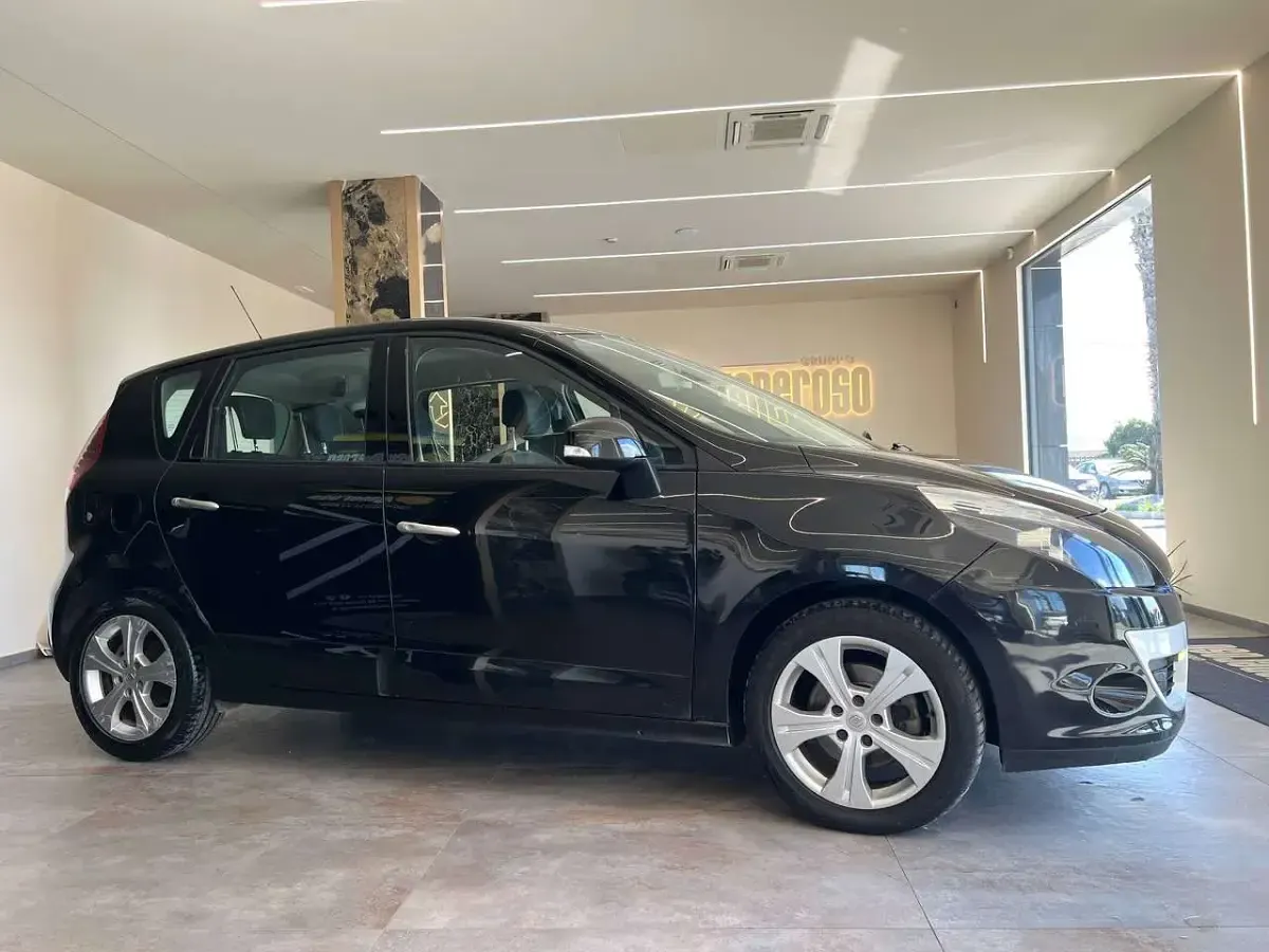 Käytetty Renault Scenic E-Tech Dynamique 131 HP (96 kW) 2011 Musta Katumaasturi