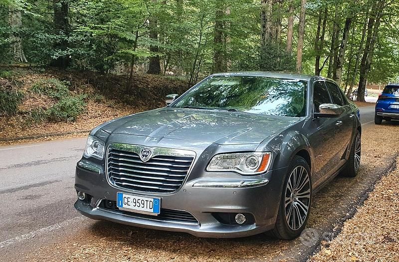 Usado Lancia Thema 171 HP (125 kW) 2012 Cinzento Sedan