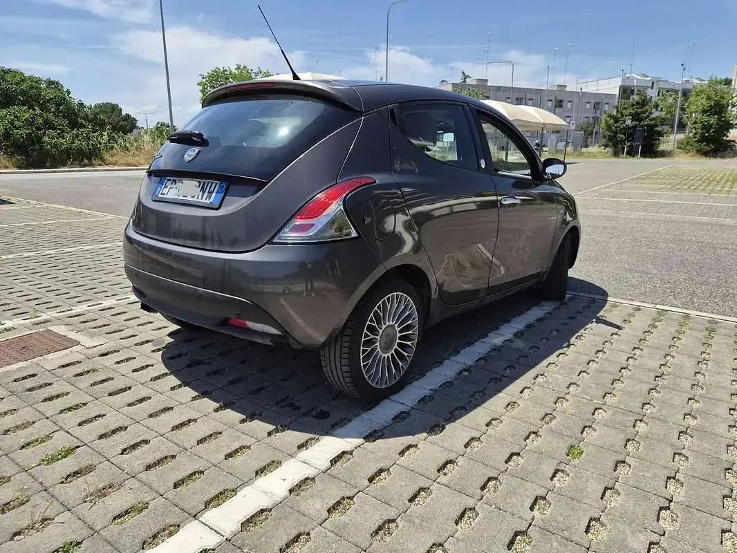Usata Lancia Ypsilon Gold 69 CV (50 kW) 2012 Bronzo Utilitaria