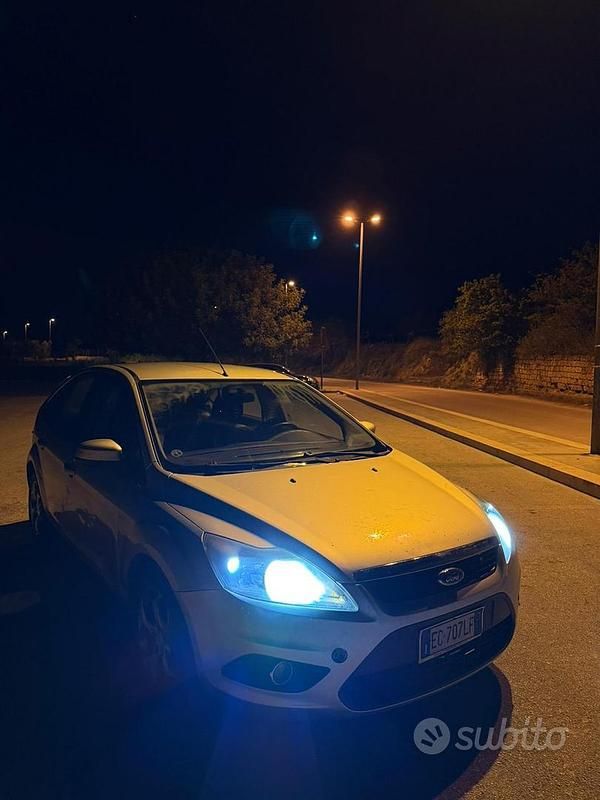 Begagnad Ford Focus 90 HK (66 kW) 2010 Grå Sedan