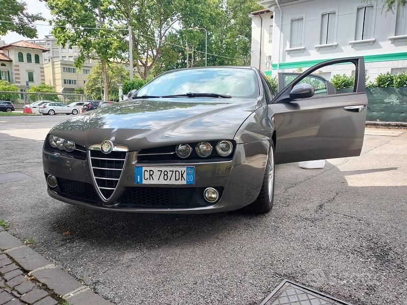 Usata 2006 Alfa Romeo 159 Distinctive Tre volumi | 4900 € (Buon prezzo) - Immagine 1/4
