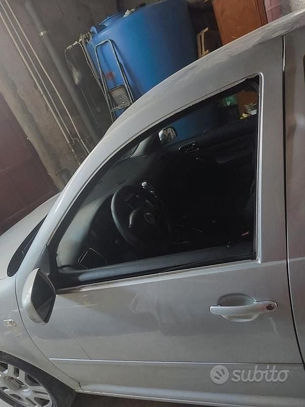 Usata VW Golf IV 101 CV (74 kW) 2002 Grigio