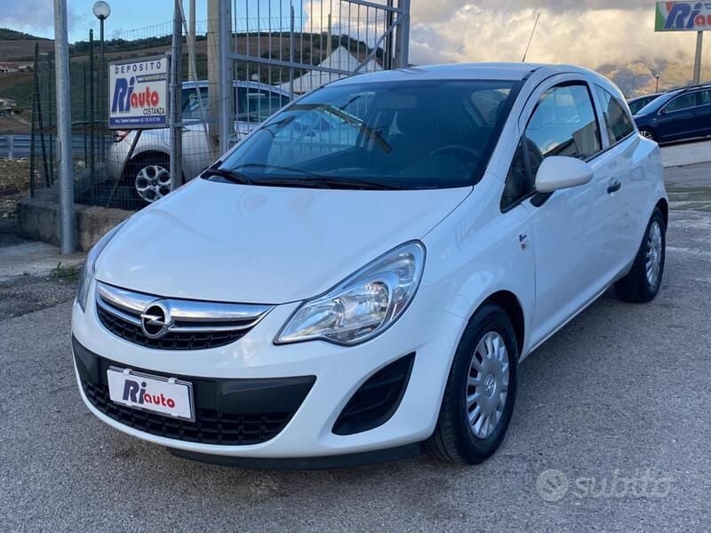 Usata Opel Corsa 75 CV (55 kW) 2011 Bianco Berlina