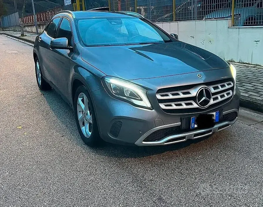Usata Mercedes GLA200 136 CV (100 kW) 2019 Grigio SUV