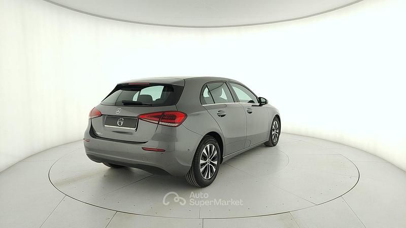 Usata Mercedes A180 116 CV (85 kW) 2022 Mountain grau metallic Berlina