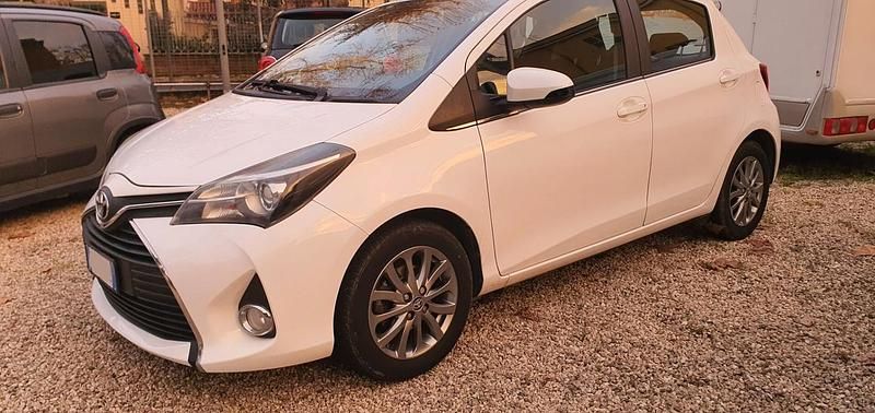 Usata Toyota Yaris Lounge 69 CV (50 kW) 2017 Bianco Berlina