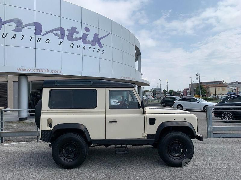 Usata Land Rover Defender 136 CV (100 kW) 1996 Beige pastello Utilitaria