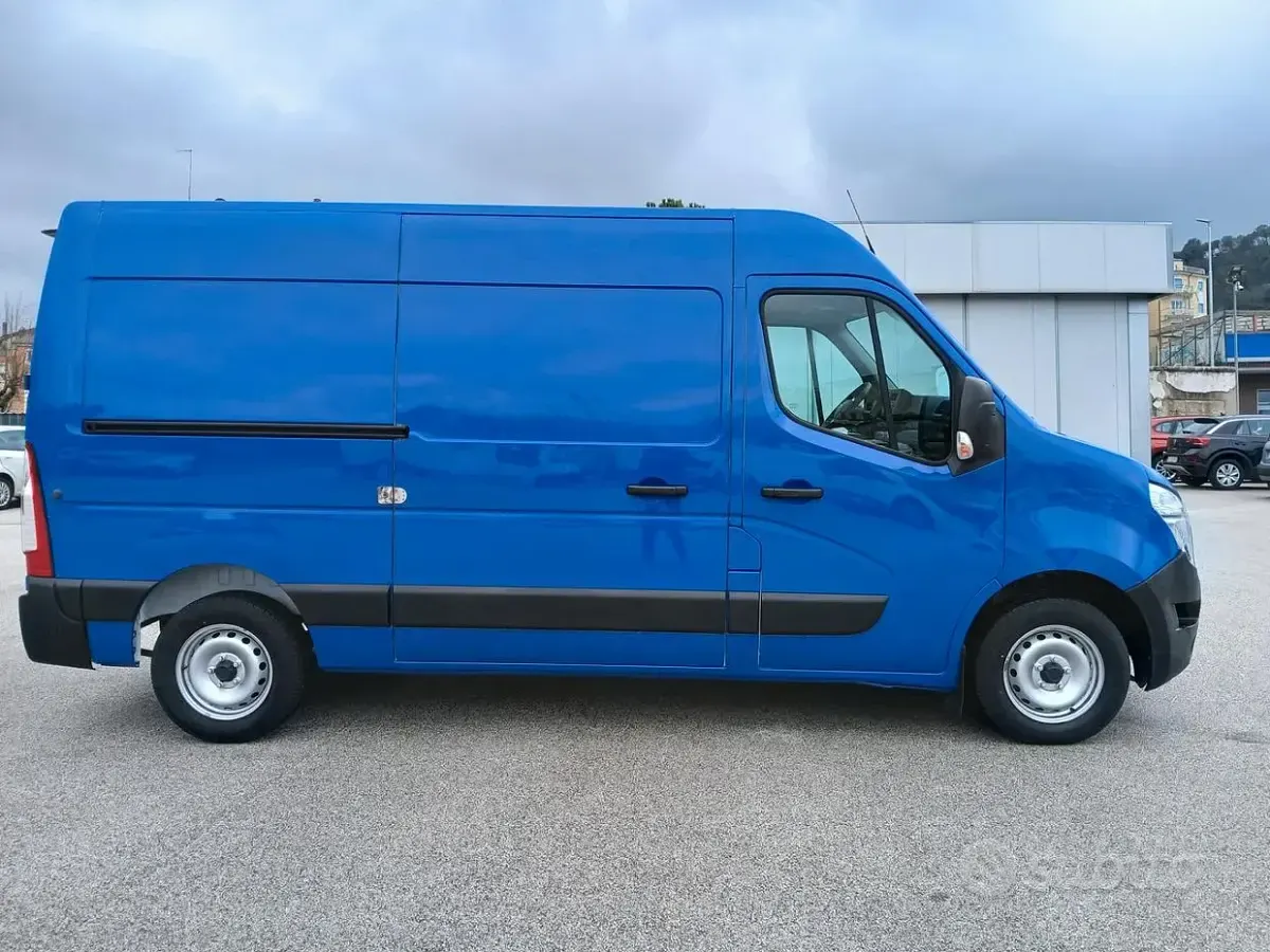 Gebraucht Nissan Interstar 135 PS (99 kW) 2022 Blau Van